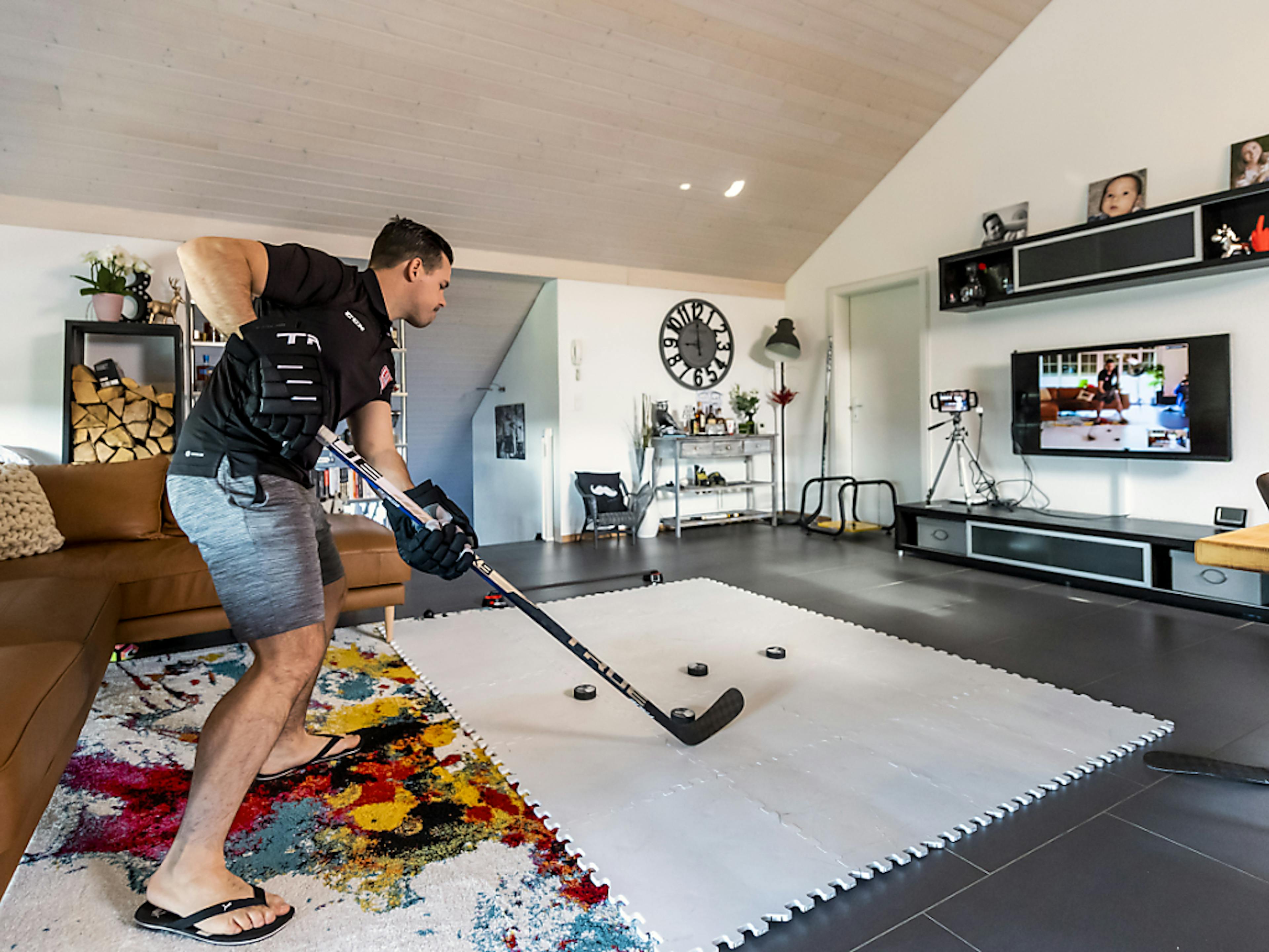 Un salon transformé en "patinoire", une caméra et Doug Boulanger peut distiller ses conseils