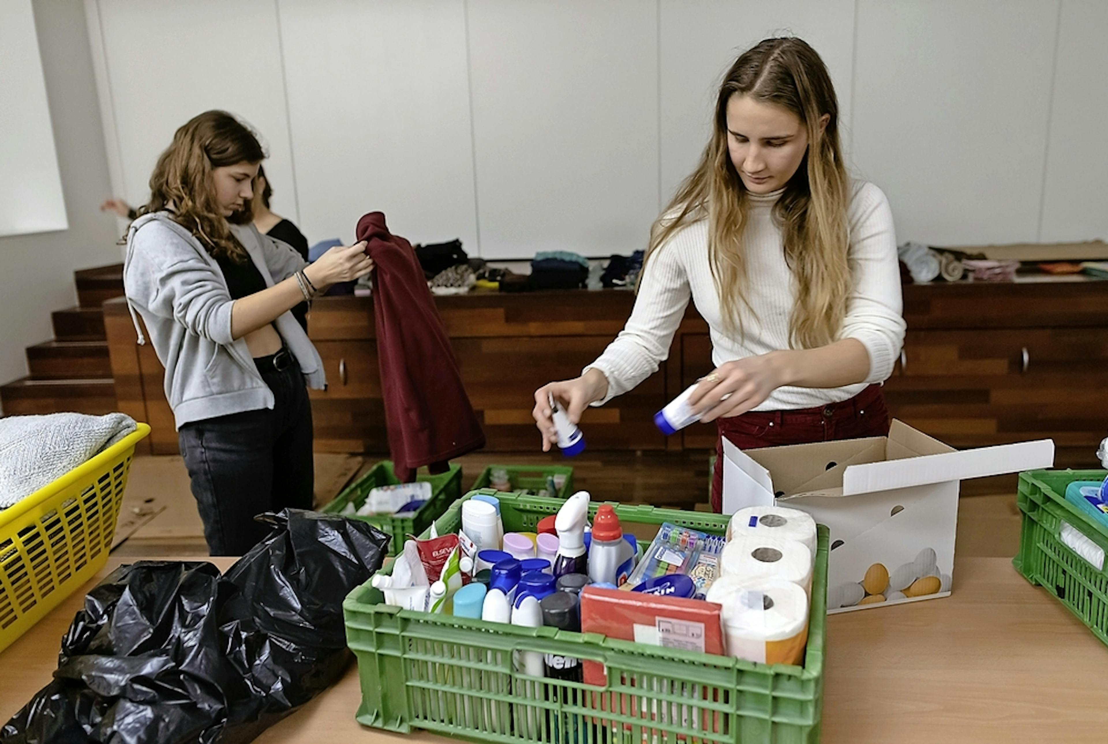 Une douzaine de membres de la jeunesse du Vully ont épaulé jeudi les organisateurs pour trier les diverses denrées ou les vêtements. 